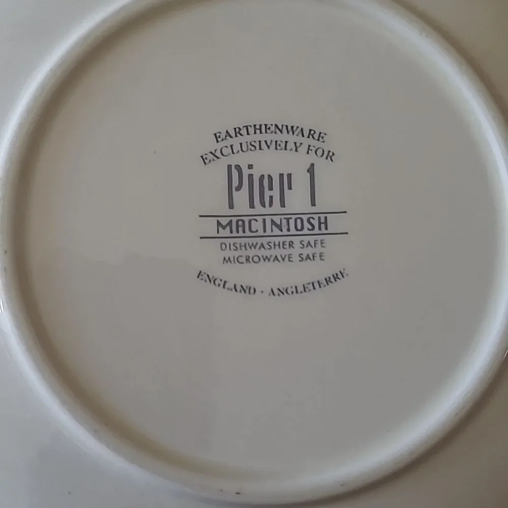 PIER 1 MACINTOSH Earthenware Angleterre Fruit Round Dinner Plate and stand home